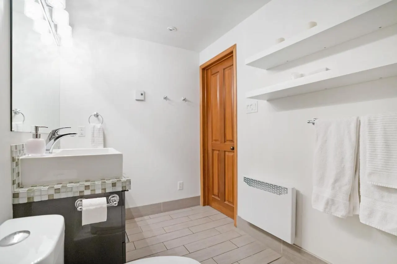 Accueil Chez Francois Bed & Breakfast Montreal